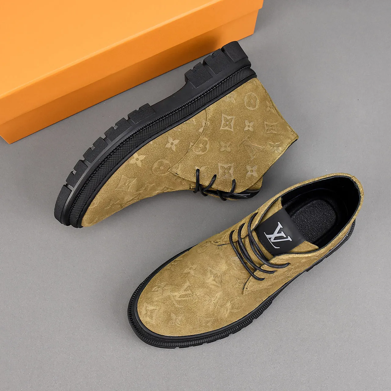 PP leather 230 gross 250👟👟👟LOUIS VUITTON LV donkey brand new thick-soled lace-up big-toe shoes men's casual shoes high-top short boots. These boots are made of waterproof nubuck to create a lightweight and comfortable shoe body. The trendy attitude of being both strong and soft makes it an everyday choice. ✔Upper: imported nubuck leather ✔Lining: sheepskin or wool ✔Outsole: molded outsole Size: 38-44